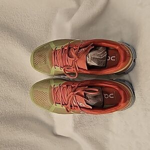 On Cloudflow Preloved Women’s 9 Guava/Dustrose